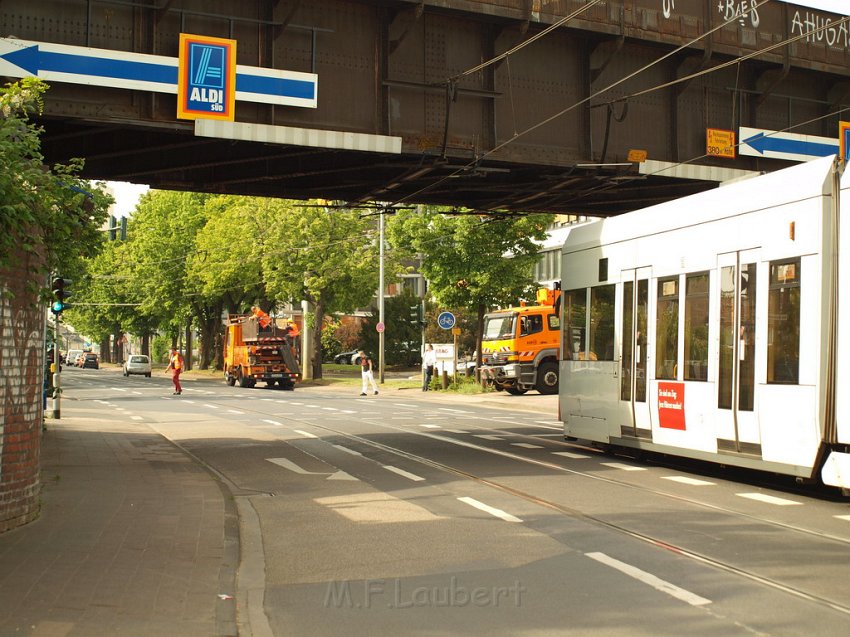 LKW riss Oberleitung ab Koeln Deutz Am Schnellert Siegburgerstr P174.JPG